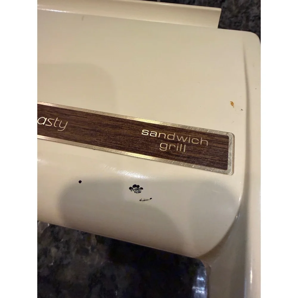 Oster Hot n Toasty Sandwich Grill Cream Woodgrain Retro 714-06B Vintage 600W